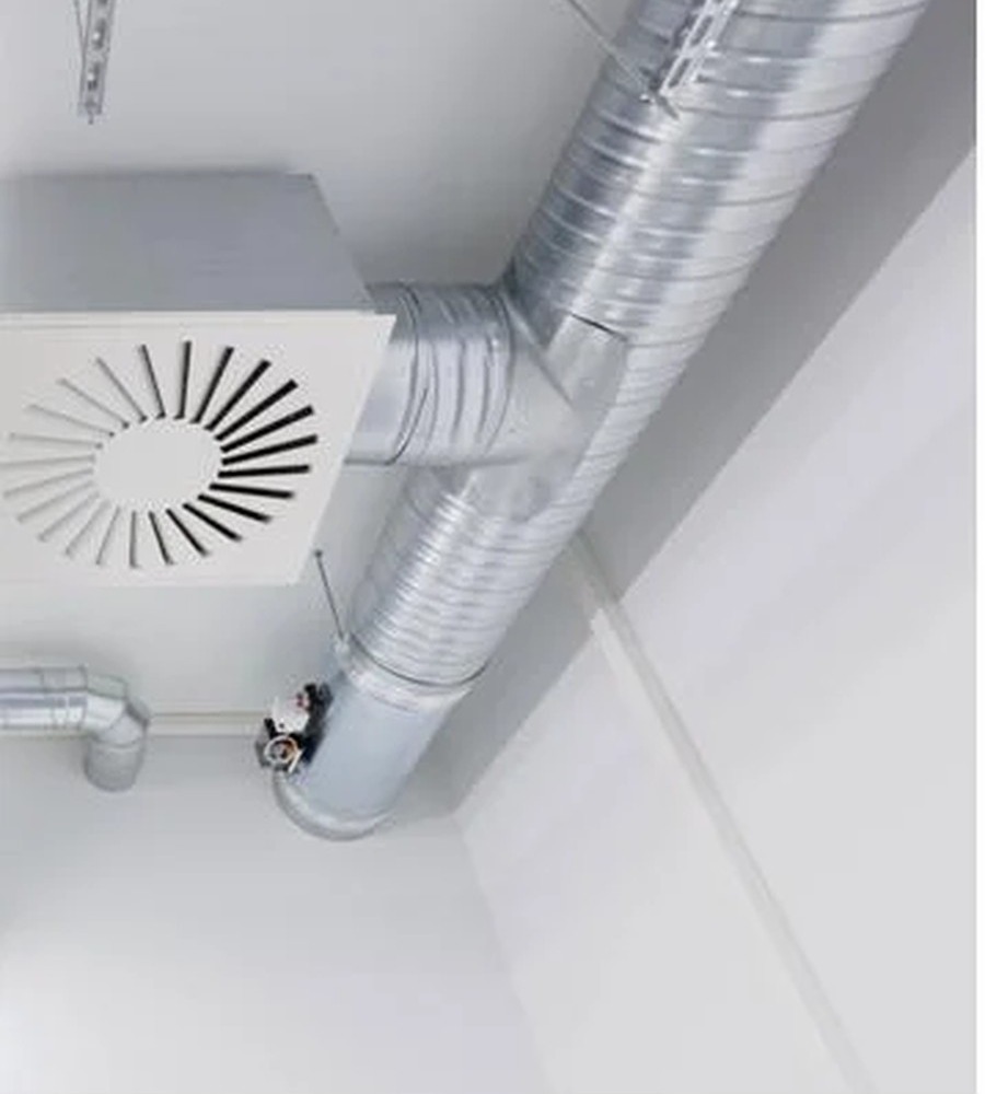 Tubulatură de ventilație montată la tavan