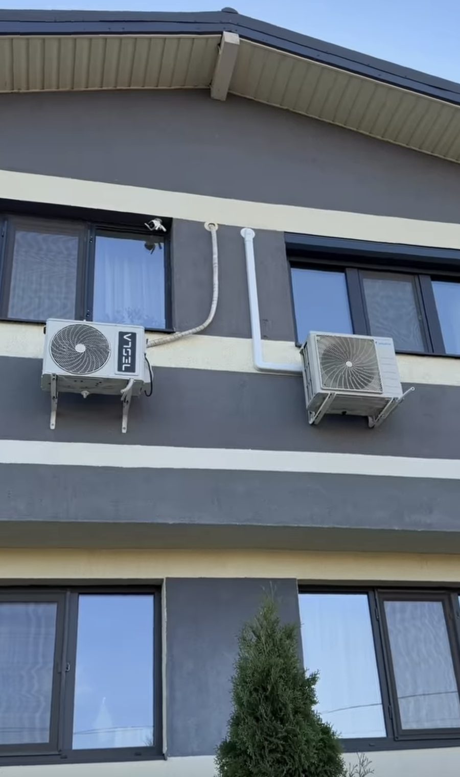 Comparație între montaj simplu cu traseu matisat și montaj modern cu tub rigid, pe aceeași fațadă