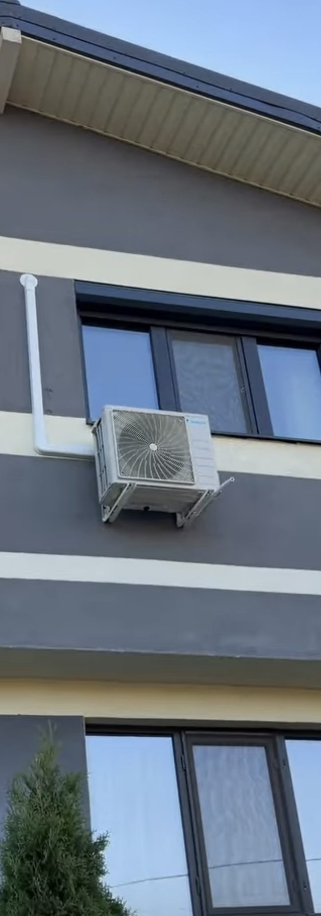 Montaj modern de aer condiționat cu traseu de agent frigorific introdus într-un tub PVC rigid